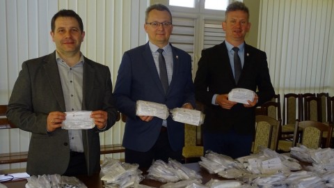URZĄD MIEJSKI w Zwoleniu rozpoczął dostarczanie darmowych maseczek ochronnych mieszkańcom.