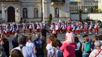 Młodzieżowa Orkiestra Dęta GRANDIOSO zaprezentowała się na fontannach w Radomiu.