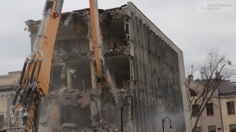 Trwa wyburzanie budynku dawnej szkoły odzieżowej w Radomiu u zbiegu ulic Kilińskiego i Focha.